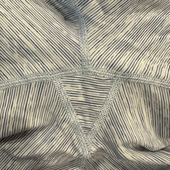 Lululemon wunder under crop tight high rise 21” size 8 - Picture 6 of 6